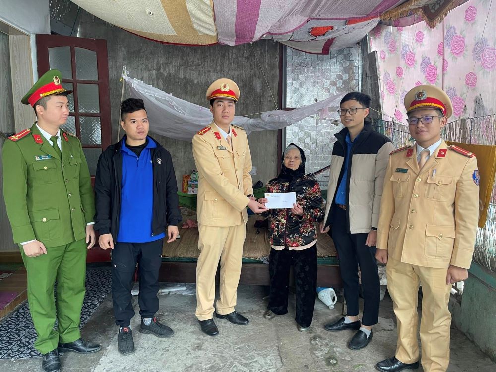 Đoàn thanh niên Công an quận Dương Kinh tổ chức thăm, tặng quà một số gia đình có hoàn cảnh khó khăn tại phường Hải Thành